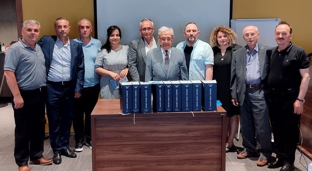 Këshilli Kombëtar Shkencor: fotografi grupi pranë vëllimeve të shtypura të Fjalorit të madh të gjuhës shqipe